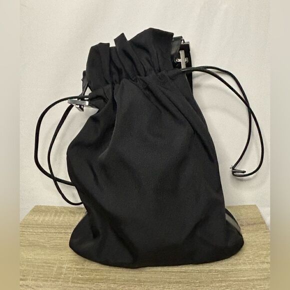 Gucci EUC vintage authenticated black nylon drawstring bucket shoulder bag - Picture 3 of 15